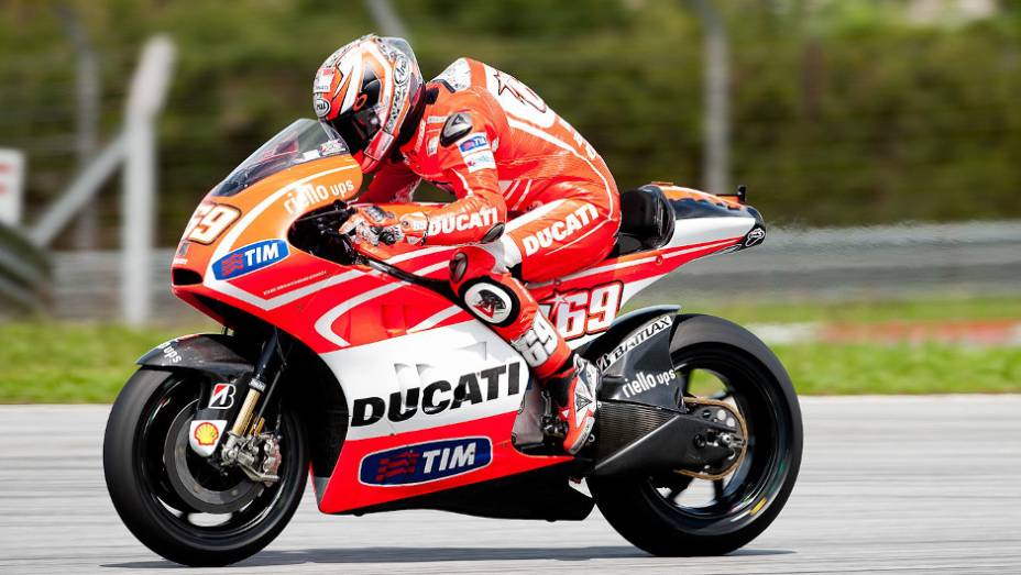 Nicky Hayden (Ducati Team) ficou atrás do seu companheiro de equipe no último dia de testes em Sepang. <a href="%20https://quatrorodas.abril.com.br/moto/noticias/motogp-pedrosa-lidera-ultimo-dia-sepang-734820.shtml" rel="migration">Leia mais</a>