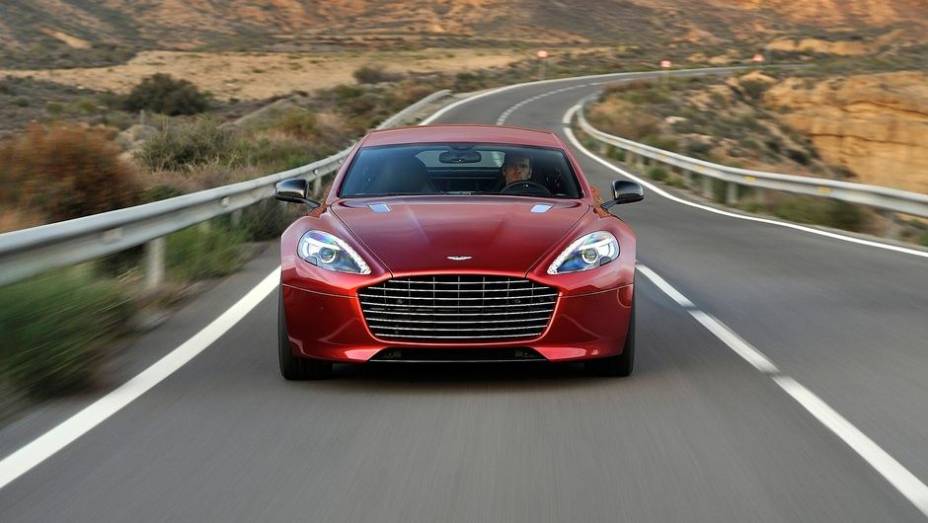 Com a cavalaria extra, o modelo agora vai de 0 a 100 km/h em 4,9 segundos | <a href="https://quatrorodas.abril.com.br/saloes/genebra/2013/aston-martin-rapide-s-2013-734925.shtml" rel="migration">Leia mais</a>