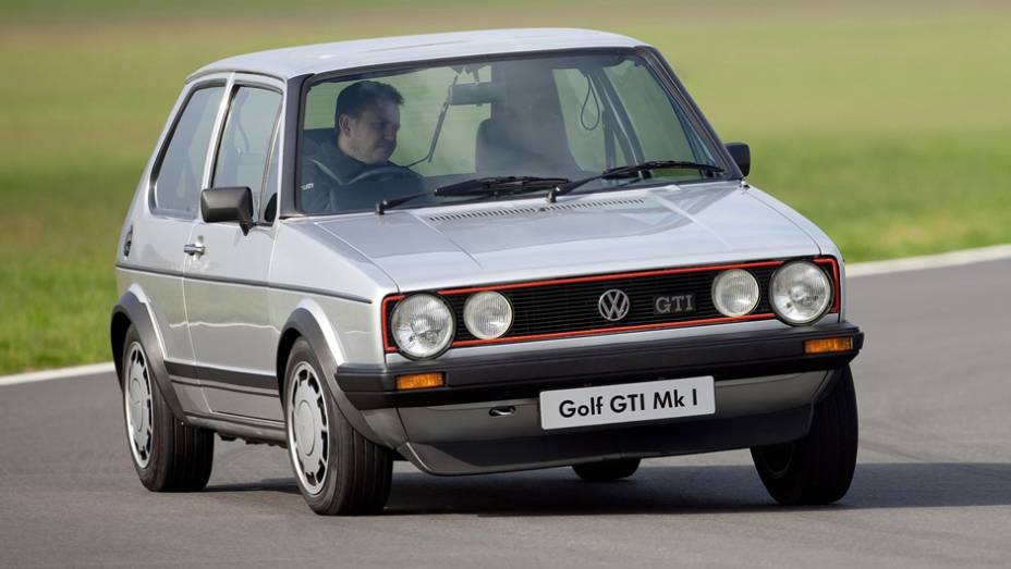 Kit aerodinâmico, suspensão mais firme, freios maiores e motor mais potente fizeram do Golf o primeiro "hot hatch" (hatch apimentado) da história | <a href="https://quatrorodas.abril.com.br/reportagens/classicos/dinastia-gti-735366.shtml" rel="migration">Leia mais</a>