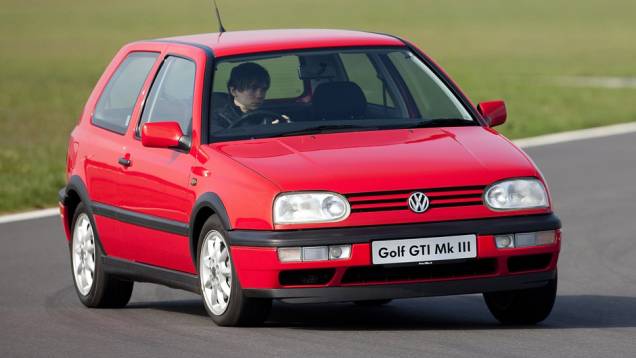 Já a terceira geração do Golf GTI foi vendida no Brasil, mas não tinha desempenho tão surpreendente quanto o de seus antecessores | <a href="https://quatrorodas.abril.com.br/reportagens/classicos/dinastia-gti-735366.shtml" rel="migration">Leia mais</a>