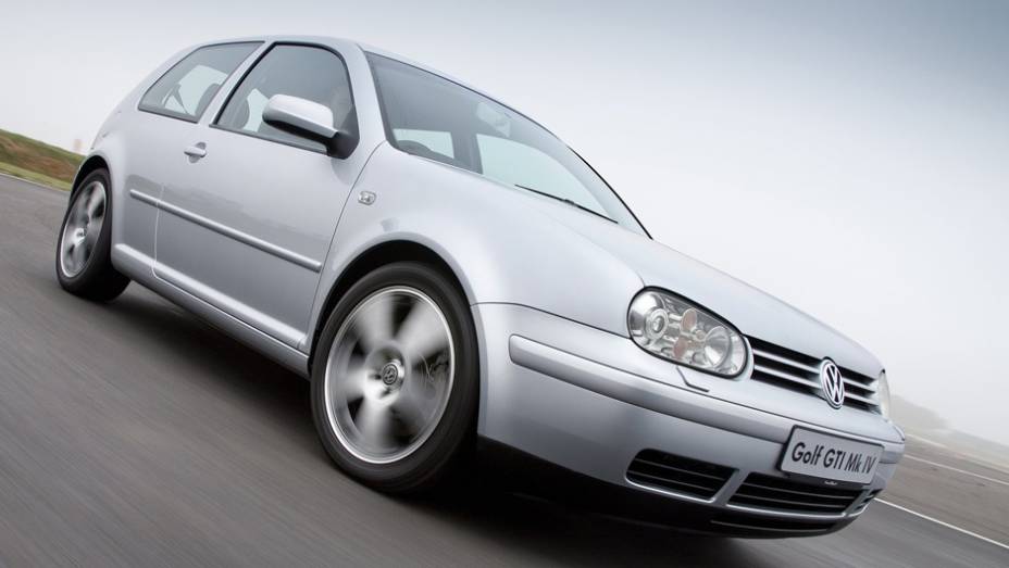 Inicialmente, o Golf GTI MK IV utilizava motor 1.8 20V turbo de 150 cv e 21,4 mkgf de torque | <a href="https://quatrorodas.abril.com.br/reportagens/classicos/dinastia-gti-735366.shtml" rel="migration">Leia mais</a>