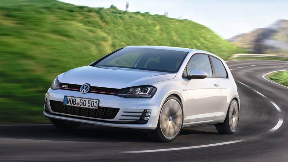 A sétima geração do Golf GTI foi exibida no Salão de Genebra de 2013 | <a href="https://quatrorodas.abril.com.br/reportagens/classicos/dinastia-gti-735366.shtml" rel="migration">Leia mais</a>