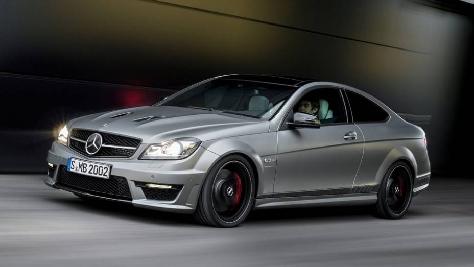 Esta é uma versão mais potente do esportivo preparado pela AMG | <a href="https://quatrorodas.abril.com.br/saloes/genebra/2013/mercedes-benz-c63-amg-edition-507-735182.shtml" rel="migration">Leia mais</a>