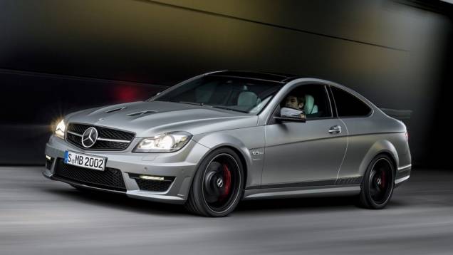 Esta é uma versão mais potente do esportivo preparado pela AMG | <a href="https://quatrorodas.abril.com.br/saloes/genebra/2013/mercedes-benz-c63-amg-edition-507-735182.shtml" rel="migration">Leia mais</a> Esta é uma versão mais potente do esportivo preparado pela AMG | <a href="https://quatrorodas.abril.com.br/saloes/genebra/2013/mercedes-benz-c63-amg-edition-507-735182.shtml" rel="migration">Leia mais</a>