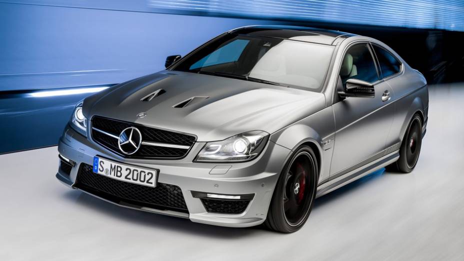 O veículo teve sua potência aumentada para 507 cv | <a href="https://quatrorodas.abril.com.br/saloes/genebra/2013/mercedes-benz-c63-amg-edition-507-735182.shtml" rel="migration">Leia mais</a>