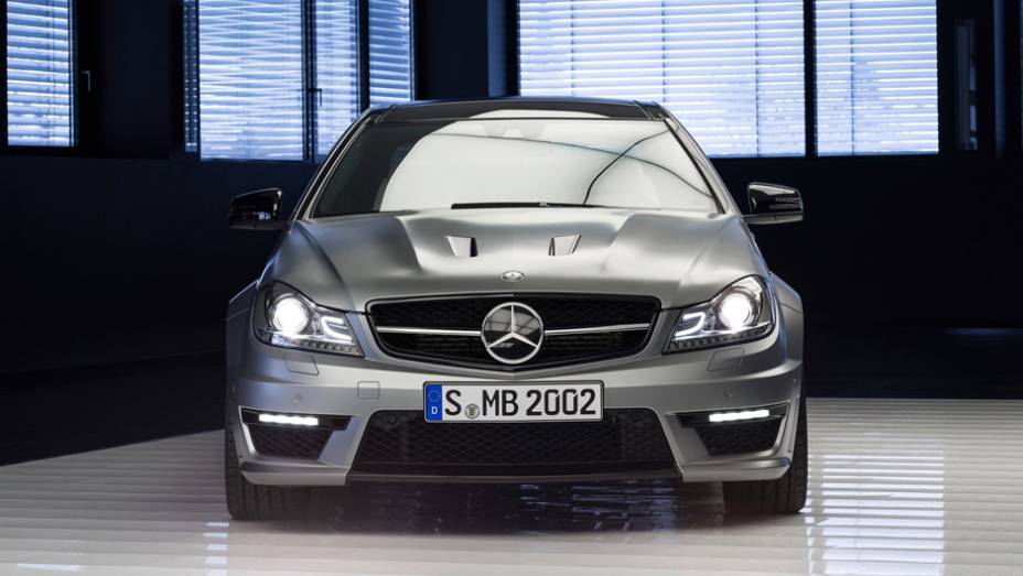 Isso representa um incremento de 50 cv frente ao seu antecessor | <a href="https://quatrorodas.abril.com.br/saloes/genebra/2013/mercedes-benz-c63-amg-edition-507-735182.shtml" rel="migration">Leia mais</a>