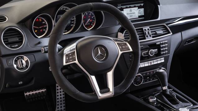 O percurso é feito em 4,3 segundos no caso da perua | <a href="https://quatrorodas.abril.com.br/saloes/genebra/2013/mercedes-benz-c63-amg-edition-507-735182.shtml" rel="migration">Leia mais</a> O percurso é feito em 4,3 segundos no caso da perua | <a href="https://quatrorodas.abril.com.br/saloes/genebra/2013/mercedes-benz-c63-amg-edition-507-735182.shtml" rel="migration">Leia mais</a>