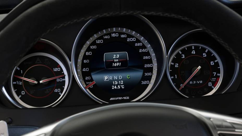 Todas as versões chegam aos 280 km/h, limitados eletronicamente | <a href="https://quatrorodas.abril.com.br/saloes/genebra/2013/mercedes-benz-c63-amg-edition-507-735182.shtml" rel="migration">Leia mais</a>