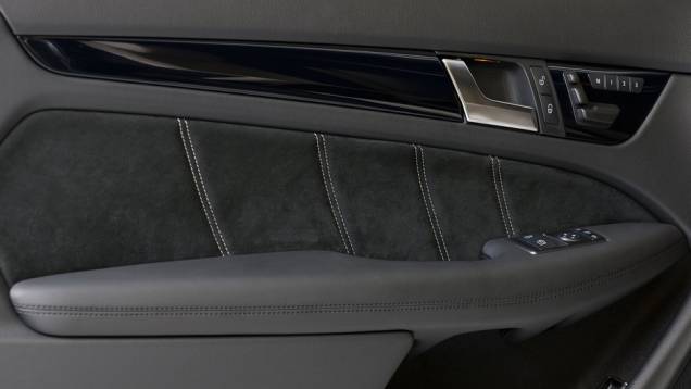 Para parar o carro, a AMG instalou novos discos de freio ventilados e perfurados | <a href="https://quatrorodas.abril.com.br/saloes/genebra/2013/mercedes-benz-c63-amg-edition-507-735182.shtml" rel="migration">Leia mais</a> Para parar o carro, a AMG instalou novos discos de freio ventilados e perfurados | <a href="https://quatrorodas.abril.com.br/saloes/genebra/2013/mercedes-benz-c63-amg-edition-507-735182.shtml" rel="migration">Leia mais</a>