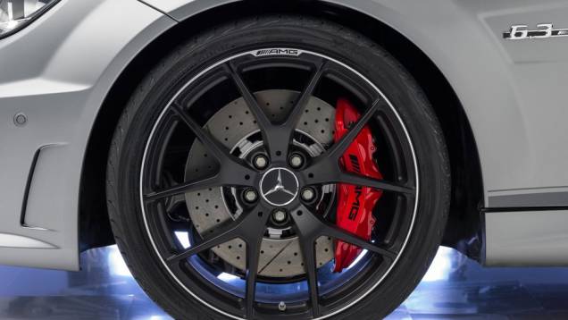 Nos Estados Unidos, o novo modelo substituirá as versões cupê e sedã equipadas com o AMG Development Package | <a href="%20https://quatrorodas.abril.com.br/saloes/genebra/2013/mercedes-benz-c63-amg-edition-507-735182.shtml" rel="migration">Leia mais</a> Nos Estados Unidos, o novo modelo substituirá as versões cupê e sedã equipadas com o AMG Development Package | <a href="%20https://quatrorodas.abril.com.br/saloes/genebra/2013/mercedes-benz-c63-amg-edition-507-735182.shtml" rel="migration">Leia mais</a>
