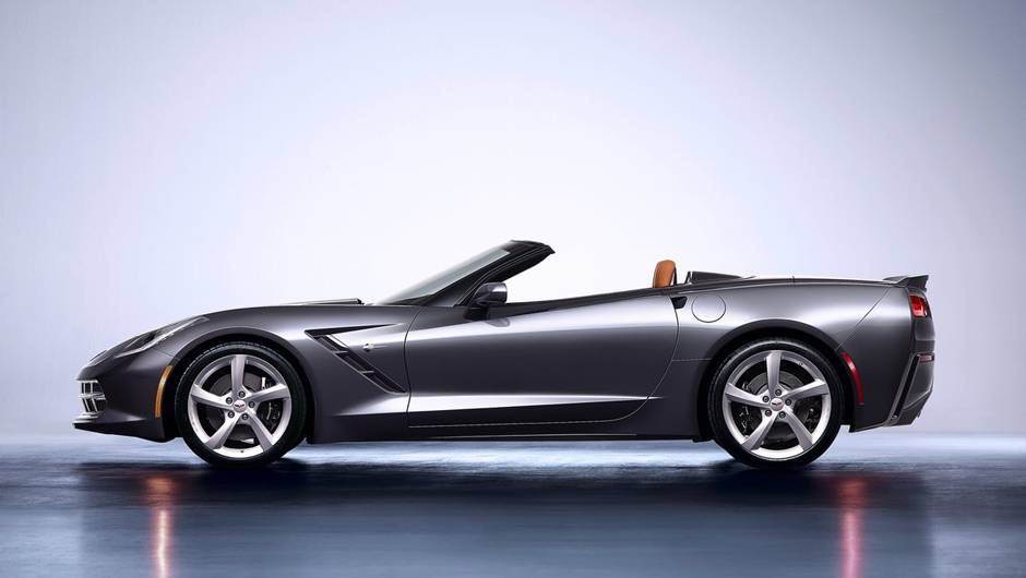 O convers&iacute;vel n&atilde;o passou por altera&ccedil;&otilde;es significativas em rela&ccedil;&atilde;o ao coup&eacute; | <a href="https://quatrorodas.abril.com.br/saloes/genebra/2013/chevrolet-corvette-stingray-conversivel-735080.shtml" rel="migration">Leia mais</a>