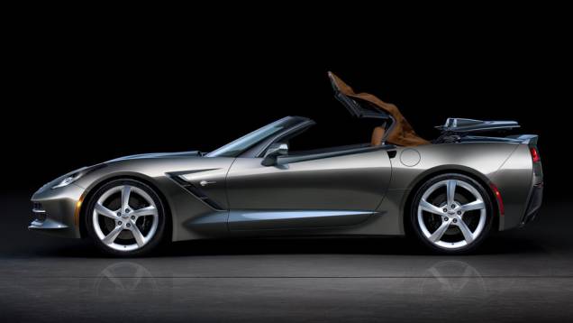 O teto pode ser aberto ou fechado em velocidades de até 50 km/h | <a href="https://quatrorodas.abril.com.br/saloes/genebra/2013/chevrolet-corvette-stingray-conversivel-735080.shtml" rel="migration">Leia mais</a> O teto pode ser aberto ou fechado em velocidades de até 50 km/h | <a href="https://quatrorodas.abril.com.br/saloes/genebra/2013/chevrolet-corvette-stingray-conversivel-735080.shtml" rel="migration">Leia mais</a>