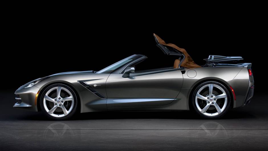 O teto pode ser aberto ou fechado em velocidades de at&eacute; 50 km/h | <a href="https://quatrorodas.abril.com.br/saloes/genebra/2013/chevrolet-corvette-stingray-conversivel-735080.shtml" rel="migration">Leia mais</a>