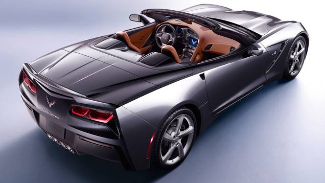 O modelol vem equipado com o mesmo motor 6.2 V8 de 450 cavalos de potência do Corvette Stingray coupé | <a href="%20https://quatrorodas.abril.com.br/saloes/genebra/2013/chevrolet-corvette-stingray-conversivel-735080.shtml" rel="migration">Leia mais</a>
