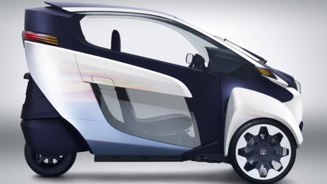 O design é futurista, embora lembre alguns modelos com propostas semelhantes, como o Carver One | <a href="%20https://quatrorodas.abril.com.br/saloes/genebra/2013/toyota-i-road-735128.shtml" rel="migration">Leia mais</a>