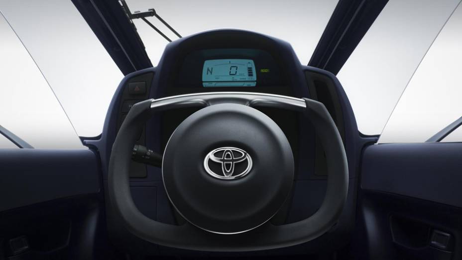Segundo a Toyota, são necessárias três horas para carregar totalmente as baterias em uma tomada convencional | <a href="%20http://quatrorodas.abril.com.br/saloes/genebra/2013/toyota-i-road-735128.shtml" rel="migration">Leia mais</a>