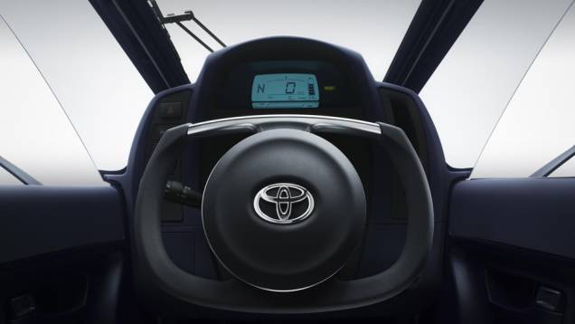 Segundo a Toyota, são necessárias três horas para carregar totalmente as baterias em uma tomada convencional | <a href="%20https://quatrorodas.abril.com.br/saloes/genebra/2013/toyota-i-road-735128.shtml" rel="migration">Leia mais</a>