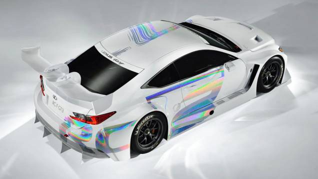 Em termos de motorização, o RC F GT3 concept é equipado com um V8 de 540 cavalos de potência movido a gasolina | <a href="https://quatrorodas.abril.com.br/noticias/saloes/genebra-2014/lexus-quer-ir-pista-rc-f-gt3-concept-775292.shtml" rel="migration">Leia mais</a>