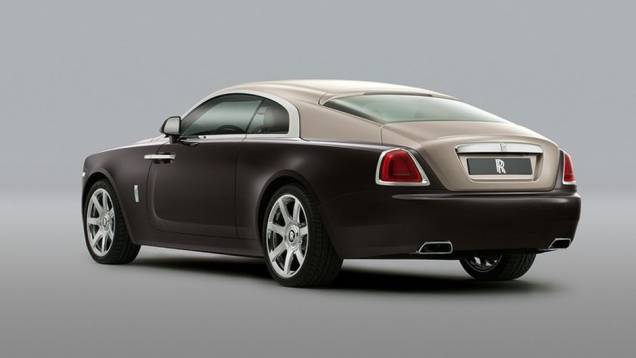 Finalmente, o modelo teve fotos oficiais e informações reveladas | <a href="https://quatrorodas.abril.com.br/saloes/genebra/2013/rolls-royce-wraith-734658.shtml" rel="migration">Leia mais</a>