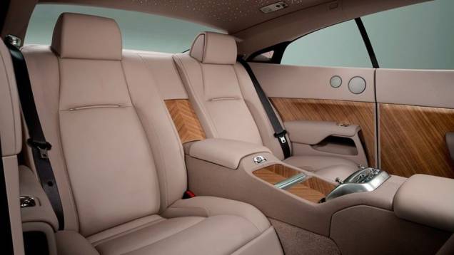 O acabamento interno tem diversos pontos em que se utiliza madeira. O revestimento dos bancos é feito em couro | <a href="%20https://quatrorodas.abril.com.br/saloes/genebra/2013/rolls-royce-wraith-734658.shtml" rel="migration">Leia mais</a> O acabamento interno tem diversos pontos em que se utiliza madeira. O revestimento dos bancos é feito em couro | <a href="%20https://quatrorodas.abril.com.br/saloes/genebra/2013/rolls-royce-wraith-734658.shtml" rel="migration">Leia mais</a>