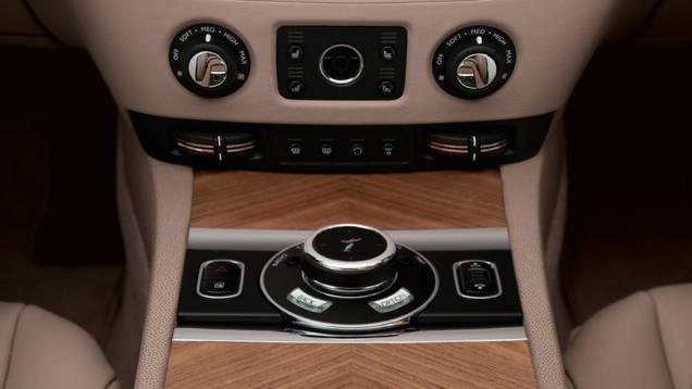 Preço estipulado: 215 mil libras esterlinas | <a href="https://quatrorodas.abril.com.br/saloes/genebra/2013/rolls-royce-wraith-734658.shtml" rel="migration">Leia mais</a> Preço estipulado: 215 mil libras esterlinas | <a href="https://quatrorodas.abril.com.br/saloes/genebra/2013/rolls-royce-wraith-734658.shtml" rel="migration">Leia mais</a>