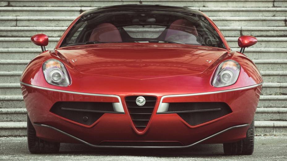 A plataforma para este novo esportivo vem do Alfa Romeo 8C Competizione | <a href="http://quatrorodas.abril.com.br/saloes/genebra/2013/touring-superleggera-disco-volante-735317.shtml" rel="migration">Leia mais</a>
