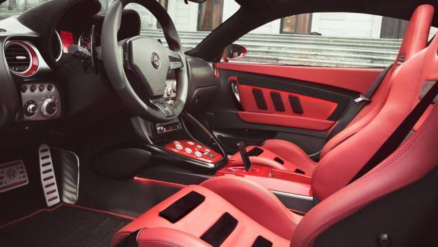 Nada discreto é o interior do carro nesta cor vermelha | <a href="https://quatrorodas.abril.com.br/saloes/genebra/2013/touring-superleggera-disco-volante-735317.shtml" rel="migration">Leia mais</a> Nada discreto é o interior do carro nesta cor vermelha | <a href="https://quatrorodas.abril.com.br/saloes/genebra/2013/touring-superleggera-disco-volante-735317.shtml" rel="migration">Leia mais</a>