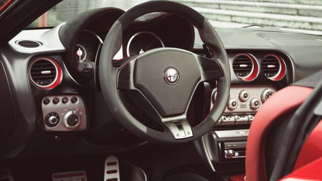 Os traços da cabine, aliás, são bastante comportados, contrastando com a ousadia do design externo | <a href="%20https://quatrorodas.abril.com.br/saloes/genebra/2013/touring-superleggera-disco-volante-735317.shtml" rel="migration">Leia mais</a> Os traços da cabine, aliás, são bastante comportados, contrastando com a ousadia do design externo | <a href="%20https://quatrorodas.abril.com.br/saloes/genebra/2013/touring-superleggera-disco-volante-735317.shtml" rel="migration">Leia mais</a>