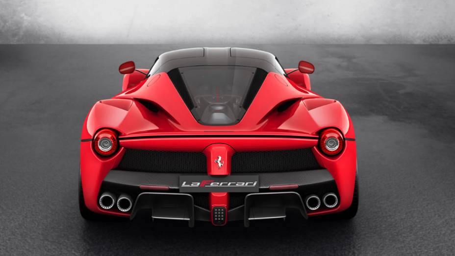 Distribuição de peso é de 51% para a dianteira e 49% para traseira | <a href="https://quatrorodas.abril.com.br/saloes/genebra/2013/ferrari-revela-laferrari-735265.shtml" rel="migration">Leia mais</a>