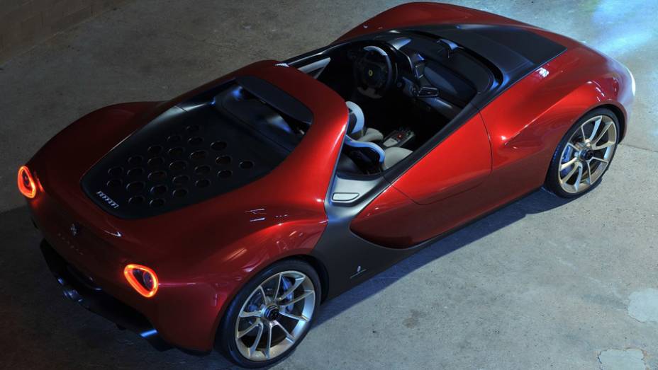 A tampa do motor, que possui os orifícios circulares vistos em outros conceitos Pininfarina, envolve a parte de trás dos assentos | <a href="%20https://quatrorodas.abril.com.br/saloes/genebra/2013/pininfarina-sergio-concept-735126.shtml" rel="migration">Leia mais</a>