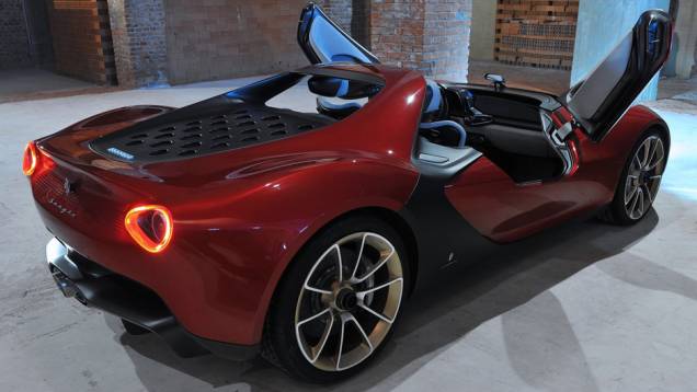 O acesso ao carro é feito por meio de portas que abrem para cima, com um ângulo de 45 graus | <a href="%20https://quatrorodas.abril.com.br/saloes/genebra/2013/pininfarina-sergio-concept-735126.shtml" rel="migration">Leia mais</a>