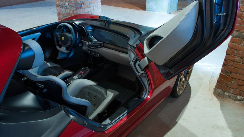 O interior é similar ao da 458 Spider, mas existe uma nova parte superior do painel e assentos modificados | <a href="%20https://quatrorodas.abril.com.br/saloes/genebra/2013/pininfarina-sergio-concept-735126.shtml" rel="migration">Leia mais</a>