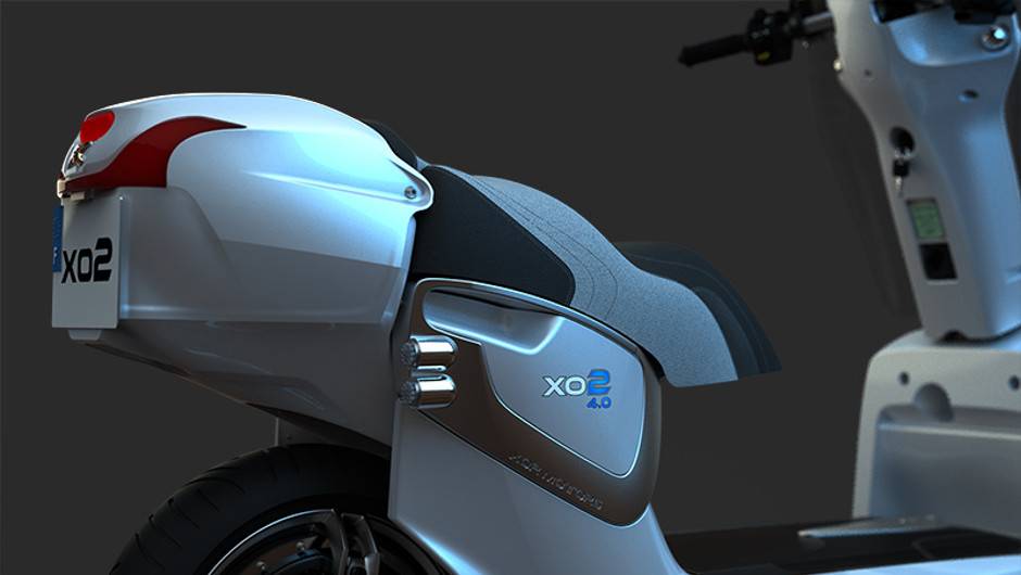 XO2 8 kW dever&aacute; custar aproximadamente 3 mil euros, enquanto o XO2 4 kw ser&aacute; um pouco mais barato, por volta dos 2.300 euros | <a href="%20https://quatrorodas.abril.com.br/moto/noticias/xo2-urban-transformer-scooter-eletrico-dobravel-735425.shtml" rel="migration"></a>