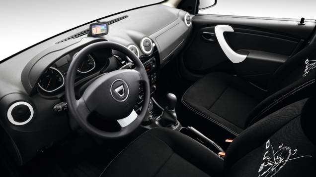O interior tem apliques na cor branca de gosto bastante duvidoso e GPS | <a href="https://quatrorodas.abril.com.br/noticias/fabricantes/dacia-lanca-duster-adventure-europa-735563.shtml" rel="migration">Leia mais</a> O interior tem apliques na cor branca de gosto bastante duvidoso e GPS | <a href="https://quatrorodas.abril.com.br/noticias/fabricantes/dacia-lanca-duster-adventure-europa-735563.shtml" rel="migration">Leia mais</a>