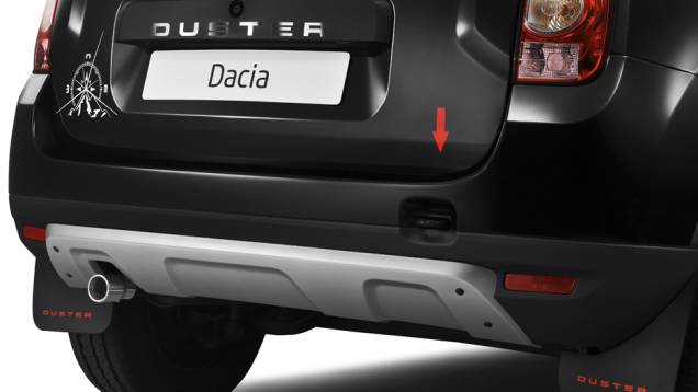 Setas vermelhas indicam os lugares corretos para rebocar o veículo | <a href="https://quatrorodas.abril.com.br/noticias/fabricantes/dacia-lanca-duster-adventure-europa-735563.shtml" rel="migration">Leia mais</a>