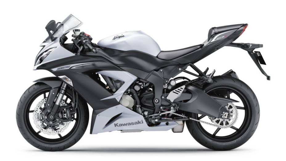 Kawasaki Ninja ZX-6R 636 também está disponível na cor branca | <a href="https://quatrorodas.abril.com.br/moto/noticias/kawasaki-lanca-nova-ninja-zx-6r-636-brasil-735677.shtml" rel="migration">Leia mais</a>