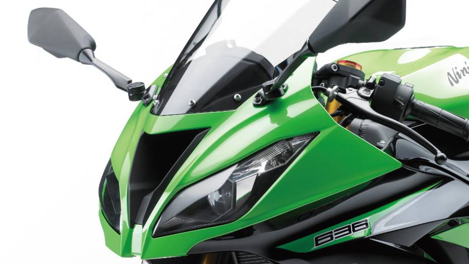 O design da nova Ninja 636 remete muito à irmã maior ZX-10R, com linhas mais angulosas e marcantes | <a href="%20https://quatrorodas.abril.com.br/moto/noticias/kawasaki-lanca-nova-ninja-zx-6r-636-brasil-735677.shtml" rel="migration">Leia mais</a>