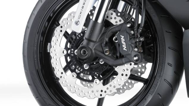 Seus freios contam com o sistema ABS inteligente da Kawasaki, o KIBS (Kawasaki Intelligent Anti-Lock Brake System), com pinças monobloco Nissin, pela primeira vez em uma moto da marca | <a href="%20https://quatrorodas.abril.com.br/moto/noticias/kawasaki-lanc" rel="migration"></a>