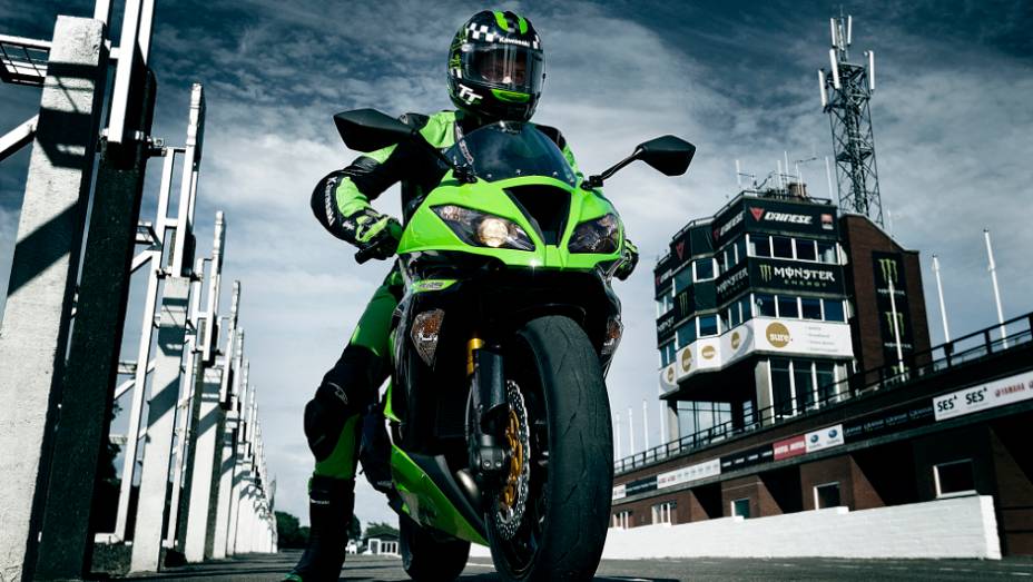 Segundo Ricardo Suzuki, gerente de planejamento da Kawasaki do Brasil, a motocicleta estará disponível nas concessionárias no começo do mês de abril | <a href="%20https://quatrorodas.abril.com.br/moto/noticias/kawasaki-lanca-nova-ninja-zx-6r-636-brasil-73567" rel="migration"></a>