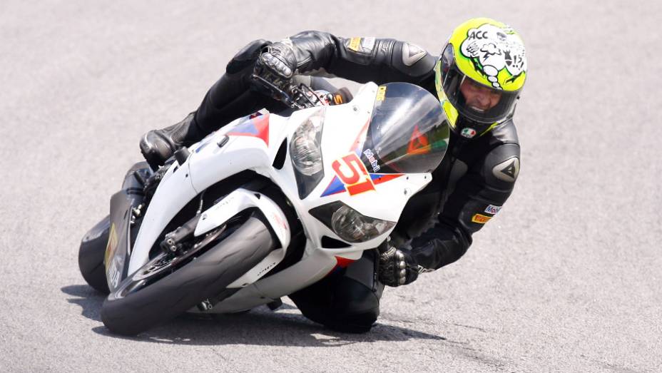 José Luiz Cachorrão garantiu o segundo lugar | <a href="https://quatrorodas.abril.com.br/moto/noticias/maico-teixeira-vence-1a-etapa-superbike-series-brasil-735864.shtml" rel="migration">Leia mais</a>