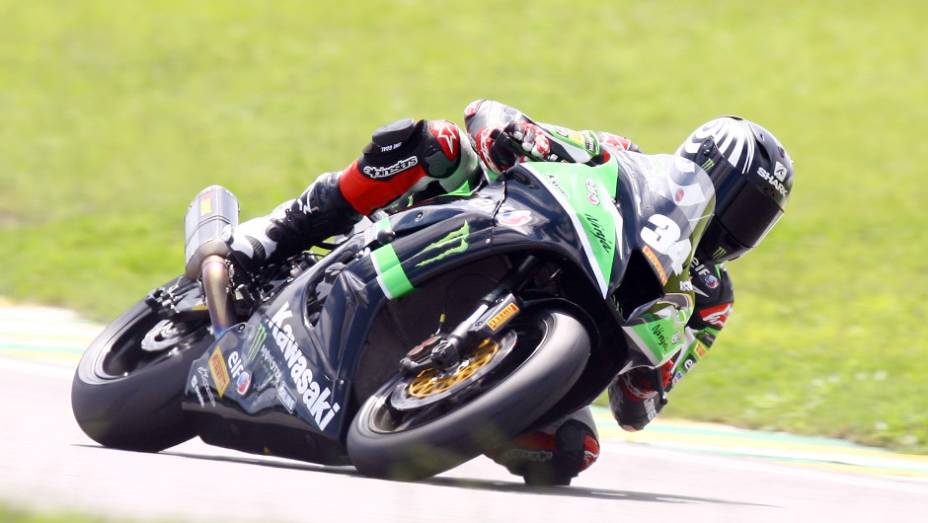 Bruno Corano pagou caro pelo erro e terminou em sexto | <a href="https://quatrorodas.abril.com.br/moto/noticias/maico-teixeira-vence-1a-etapa-superbike-series-brasil-735864.shtml" rel="migration">Leia mais</a>