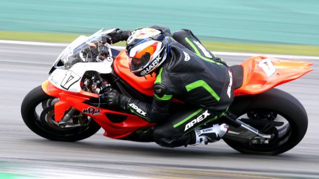 Danilo Lewis garantiu o terceiro lugar | <a href="https://quatrorodas.abril.com.br/moto/noticias/maico-teixeira-vence-1a-etapa-superbike-series-brasil-735864.shtml" rel="migration">Leia mais</a>