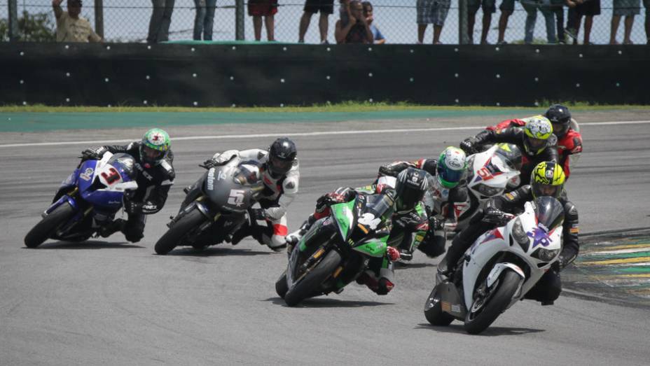 Maico Teixeira dominou a primeira etapa do SuperBike Series Brasil | <a href="https://quatrorodas.abril.com.br/moto/noticias/maico-teixeira-vence-1a-etapa-superbike-series-brasil-735864.shtml" rel="migration">Leia mais</a>