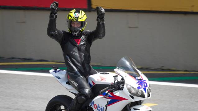 Maico Teixeira comemora vitória em Interlagos | <a href="https://quatrorodas.abril.com.br/moto/noticias/maico-teixeira-vence-1a-etapa-superbike-series-brasil-735864.shtml" rel="migration">Leia mais</a>