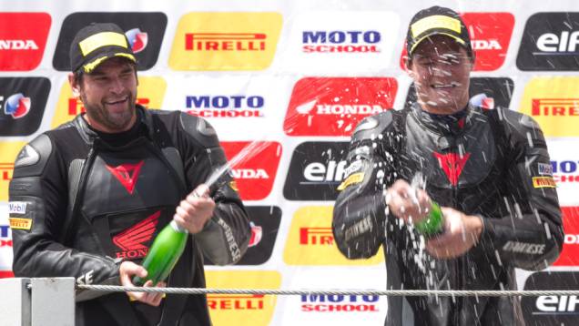 Cachorrão e Maico Teixeira comemoram no pódio | <a href="https://quatrorodas.abril.com.br/moto/noticias/maico-teixeira-vence-1a-etapa-superbike-series-brasil-735864.shtml" rel="migration">Leia mais</a> Cachorrão e Maico Teixeira comemoram no pódio | <a href="https://quatrorodas.abril.com.br/moto/noticias/maico-teixeira-vence-1a-etapa-superbike-series-brasil-735864.shtml" rel="migration">Leia mais</a>