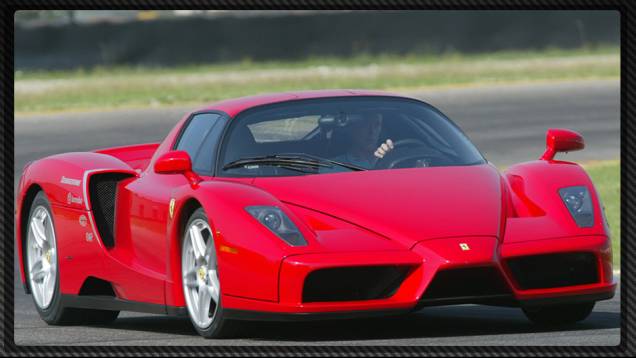 Lançada em 2002, a Ferrari Enzo estabelecia novos parâmetros para o desempenho de superesportivos | <a href="%20https://quatrorodas.abril.com.br/reportagens/geral/laferrari-novo-suprassumo-ferrari-736137.shtml" rel="migration">Leia mais</a>