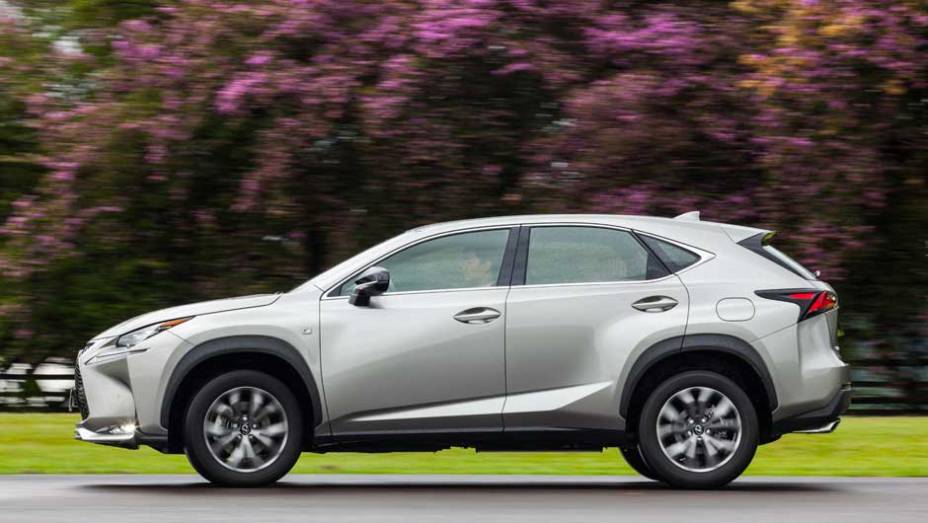 Arrojado como todo Lexus, o SUV traz a nova identidade visual da marca | <a href="https://quatrorodas.abril.com.br/noticias/fabricantes/lexus-lanca-nx-200t-brasil-846698.shtml" rel="migration">Leia mais</a>