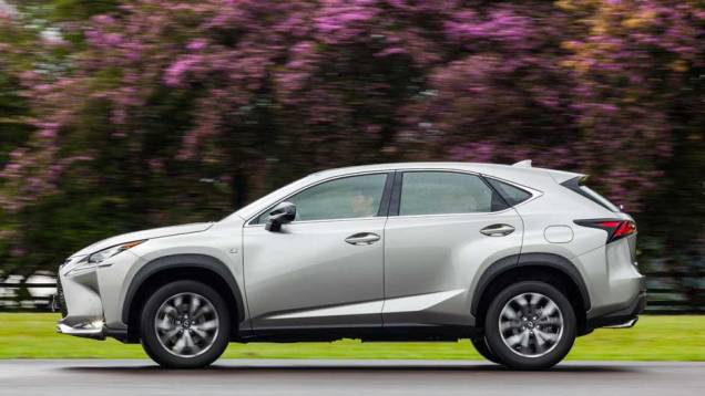 Arrojado como todo Lexus, o SUV traz a nova identidade visual da marca | <a href="https://quatrorodas.abril.com.br/noticias/fabricantes/lexus-lanca-nx-200t-brasil-846698.shtml" rel="migration">Leia mais</a> Arrojado como todo Lexus, o SUV traz a nova identidade visual da marca | <a href="https://quatrorodas.abril.com.br/noticias/fabricantes/lexus-lanca-nx-200t-brasil-846698.shtml" rel="migration">Leia mais</a>