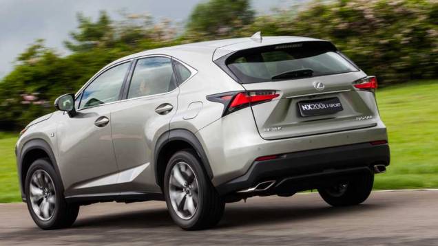 Faróis e lanternas espichadas invadem a lateral e marcam a carroceria | <a href="https://quatrorodas.abril.com.br/noticias/fabricantes/lexus-lanca-nx-200t-brasil-846698.shtml" rel="migration">Leia mais</a>