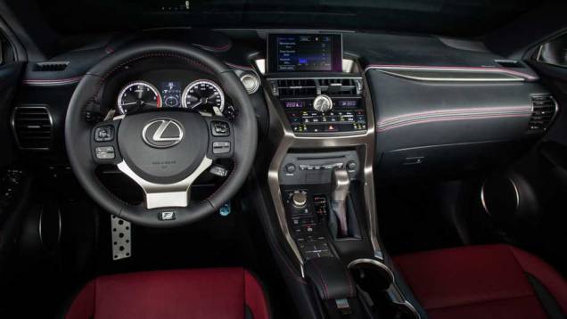 Interior é bastante luxuoso e moderno, incluindo um novo controle para a central multimídia | <a href="https://quatrorodas.abril.com.br/noticias/fabricantes/lexus-lanca-nx-200t-brasil-846698.shtml" rel="migration">Leia mais</a> Interior é bastante luxuoso e moderno, incluindo um novo controle para a central multimídia | <a href="https://quatrorodas.abril.com.br/noticias/fabricantes/lexus-lanca-nx-200t-brasil-846698.shtml" rel="migration">Leia mais</a>